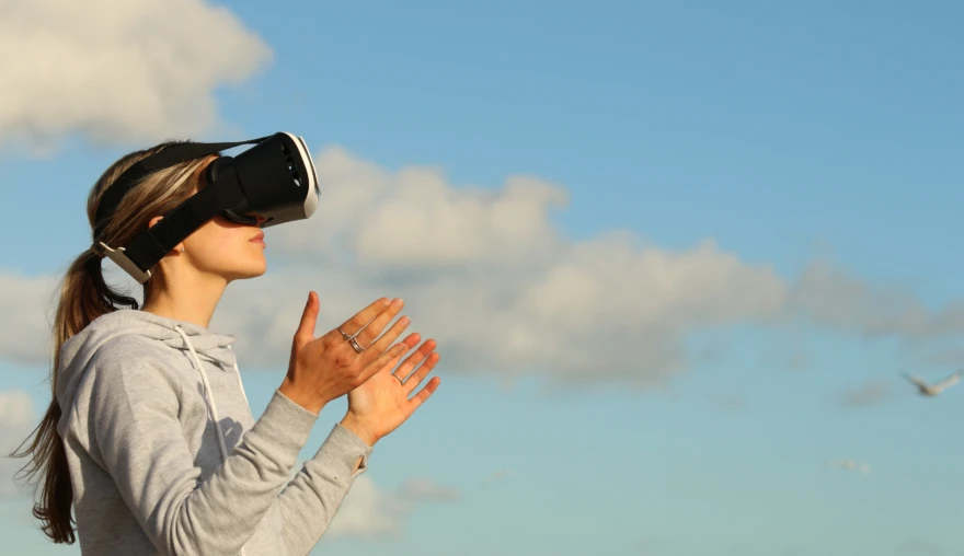 From Imagined Contexts to Virtual Reality: Using VR for Linguistic Fieldwork